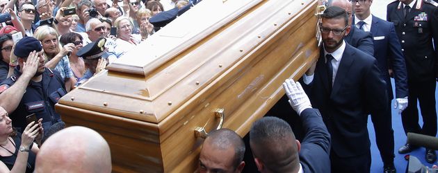 Bud Spencers Sarg wird vor der Trauerfeier in die Kirche getragen Bud Spencers Sarg wird vor der Trauerfeier in die Kirche getragen