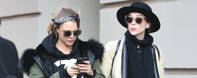 Cara Delevingne und St. Vincent (Annie Clark) unterwegs in New York Cara Delevingne und St. Vincent (Annie Clark) unterwegs in New York