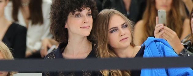 St. Vincent und Cara Delevingne in der Front Row St. Vincent und Cara Delevingne in der Front Row