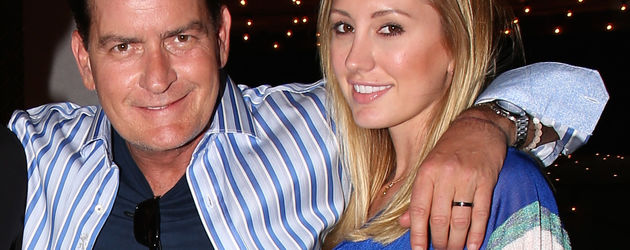 Charlie Sheen und Brett Rossi Charlie Sheen und Brett Rossi