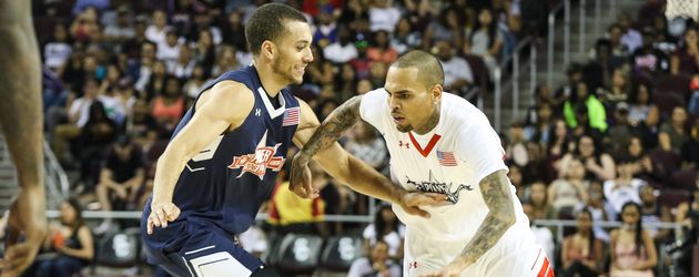 Chris Brown beim Basketballspiel in Hollywood Chris Brown beim Basketballspiel in Hollywood