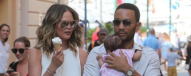 Chrissy Teigen, John Legend und Töchterchen Luna in Frankreich Chrissy Teigen, John Legend und Töchterchen Luna in Frankreich
