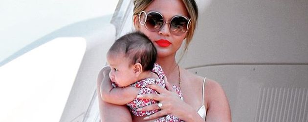 Chrissy Teigen mit ihrer Tochter Luna Simon Chrissy Teigen mit ihrer Tochter Luna Simon