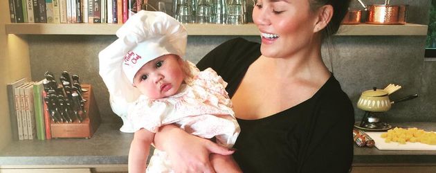 Chrissy Teigen mit Luna beim Kochen Chrissy Teigen mit Luna beim Kochen