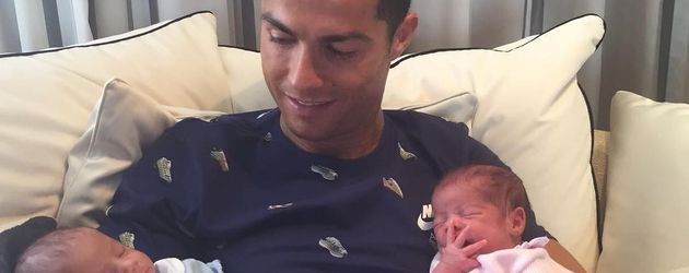 Cristiano Ronaldo mit seinen Zwillingen Cristiano Ronaldo mit seinen Zwillingen