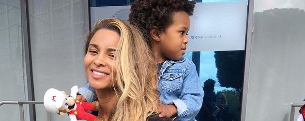 Ciara mit ihrem Söhnchen Future Jr. Ciara mit ihrem Söhnchen Future Jr.