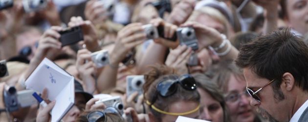 news nach pleite angelina jolie will wieder frauen daten news nach pleite angelina jolie will wieder frauen daten