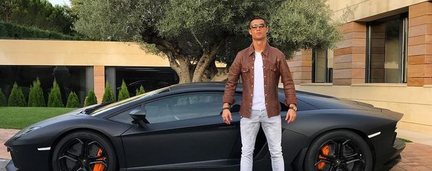 Cristiano Ronaldo vor seinem Lamborghini Cristiano Ronaldo vor seinem Lamborghini