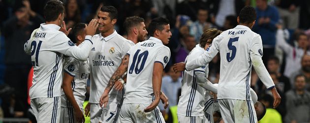 Cristiano Ronaldo und seine Kollegen von Real Madrid nach einem Fußballspiel Cristiano Ronaldo und seine Kollegen von Real Madrid nach einem Fußballspiel