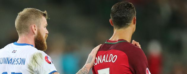 Aron Gunnarsson und Cristiano Ronaldo bei der EM 2016 Aron Gunnarsson und Cristiano Ronaldo bei der EM 2016