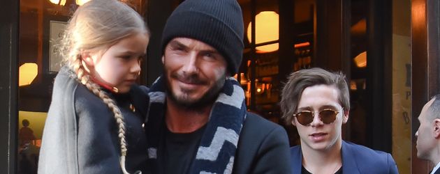 David Beckham vor einem Restaurant in New York mit seinen Kindern Brooklyn und Harper David Beckham vor einem Restaurant in New York mit seinen Kindern Brooklyn und Harper
