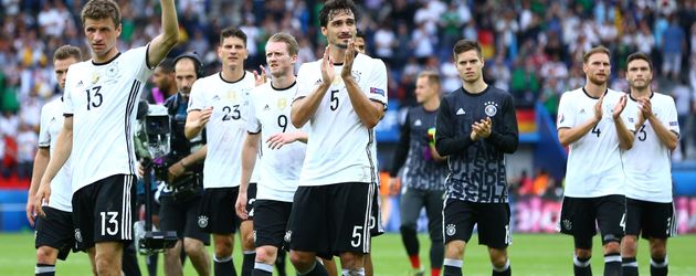Die deutschen Nationalspieler feiern den Sieg gegen Nordirland bei der EM 2016 Die deutschen Nationalspieler feiern den Sieg gegen Nordirland bei der EM 2016