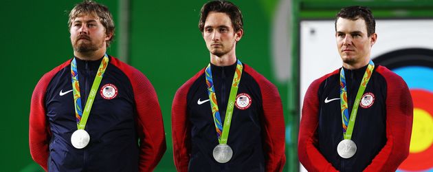 Holten in Rio Silber im Bogenschießen: Brady Ellison, Zach Garrett, Jake Kaminski (v.l.n.r.) Holten in Rio Silber im Bogenschießen: Brady Ellison, Zach Garrett, Jake Kaminski (v.l.n.r.)