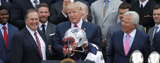 Donald Trump mit den New England Patriots vor dem Weißen Haus 2017 Donald Trump mit den New England Patriots vor dem Weißen Haus 2017