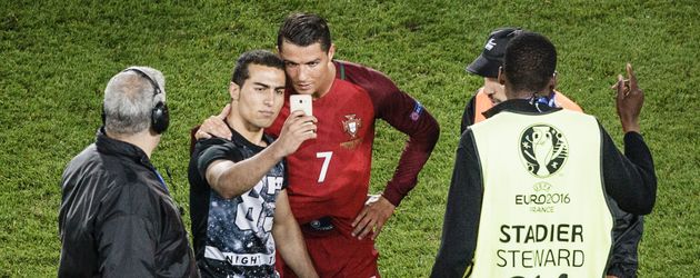 Der Flitzer mit Cristiano Ronaldo nach dem EM-Spiel Portugal-Österreich Der Flitzer mit Cristiano Ronaldo nach dem EM-Spiel Portugal-Österreich