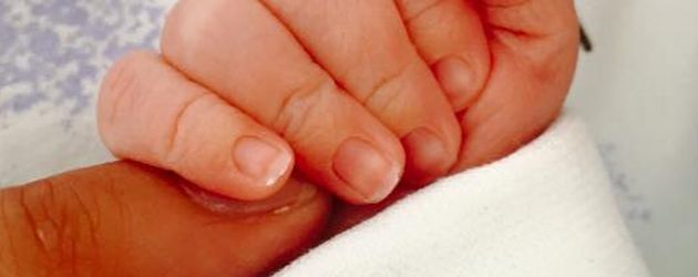 Eko Freshs erstes Kind umfasst seinen Finger Eko Freshs erstes Kind umfasst seinen Finger
