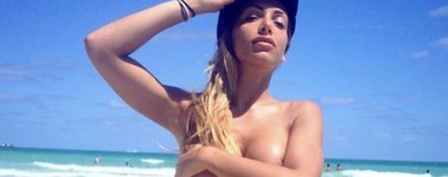 Elisa De Panicis in einem Bikini am Strand in Miami Elisa De Panicis in einem Bikini am Strand in Miami