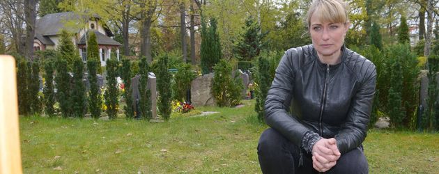 Eva Mona Rodekirchen als Maren bei GZSZ auf dem Friedhof Eva Mona Rodekirchen als Maren bei GZSZ auf dem Friedhof