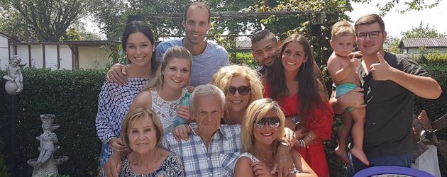 Sarah Lombardi mit ihrer Familie und Freund Michal (2. Reihe, 3. v. l.) Sarah Lombardi mit ihrer Familie und Freund Michal (2. Reihe, 3. v. l.)