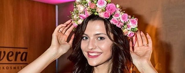 GNTM-Kandidatin Fata Hasanović mit Blumen-Haarkranz GNTM-Kandidatin Fata Hasanović mit Blumen-Haarkranz