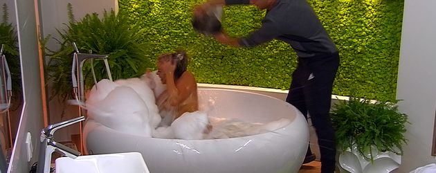Frank Stäbler und Jessica Paszka in einer Szene von Promi Big Brother Frank Stäbler und Jessica Paszka in einer Szene von Promi Big Brother