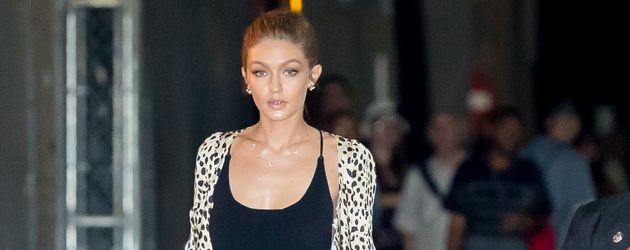 Gigi Hadid in einem bodenlangen Leo-Mantel Gigi Hadid in einem bodenlangen Leo-Mantel