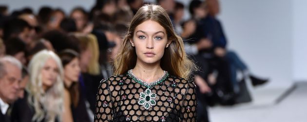 Gigi Hadid bei der Modenschau von Giambattista Valli bei der PFW 2016 Gigi Hadid bei der Modenschau von Giambattista Valli bei der PFW 2016