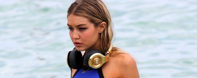 Gigi Hadid bei einem Strand-Fotoshooting Gigi Hadid bei einem Strand-Fotoshooting