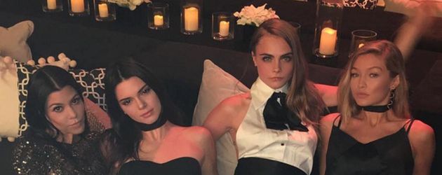 Gigi Hadid, Kendall Jenner, Kourtney Kardashian und Cara Delevingne Gigi Hadid, Kendall Jenner, Kourtney Kardashian und Cara Delevingne
