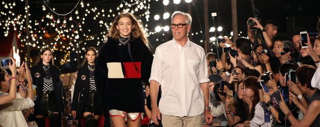 Gigi Hadid und Tommy Hilfiger während einer Fashion-Show in NYC Gigi Hadid und Tommy Hilfiger während einer Fashion-Show in NYC