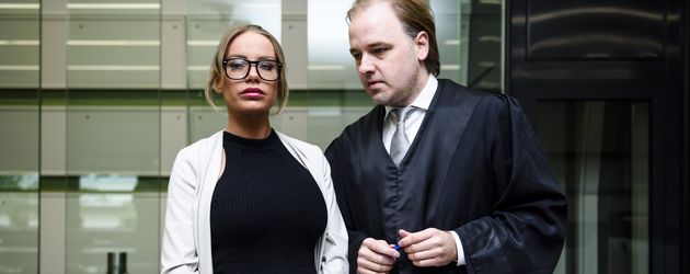 Gina-Lisa Lohfink und Rechtsanwalt Burkhard Benecken kurz vor dem Prozess im Amtsgericht Tiergarten Gina-Lisa Lohfink und Rechtsanwalt Burkhard Benecken kurz vor dem Prozess im Amtsgericht Tiergarten
