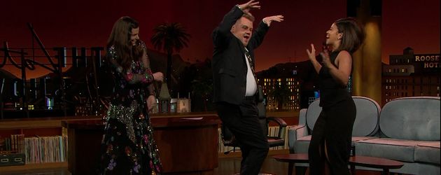 Idina Menzel, James Corden und Gina Rodriguez beim Tanzen in der "The Late Late Show" Idina Menzel, James Corden und Gina Rodriguez beim Tanzen in der "The Late Late Show"