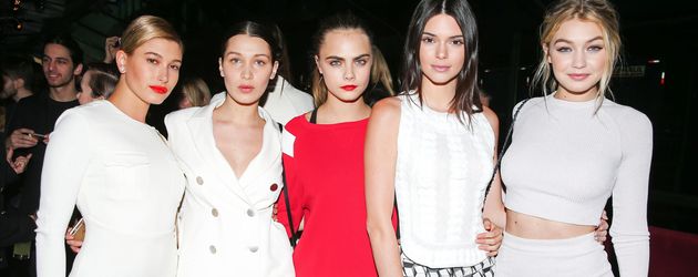 Hailey Baldwin, Bella Hadid, Cara Delevingne, Kendall Jenner und Gigi Hadid bei Karl Lagerfeld NY Hailey Baldwin, Bella Hadid, Cara Delevingne, Kendall Jenner und Gigi Hadid bei Karl Lagerfeld NY