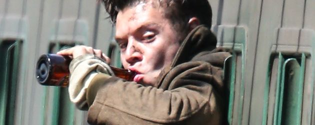 Harry Styles mit Bier am Set von "Dunkirk" Harry Styles mit Bier am Set von "Dunkirk"