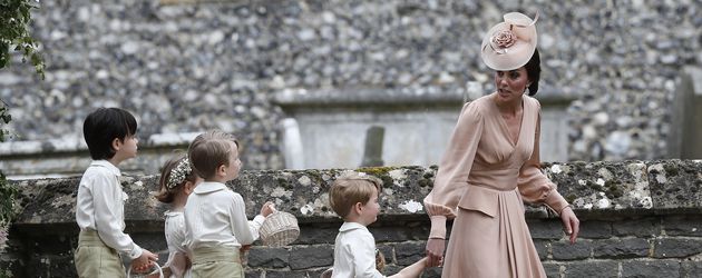 Herzogin Kate mit den Blumenkindern & Prinz George (vorne) bei der Middleton-Hochzeit Herzogin Kate mit den Blumenkindern & Prinz George (vorne) bei der Middleton-Hochzeit