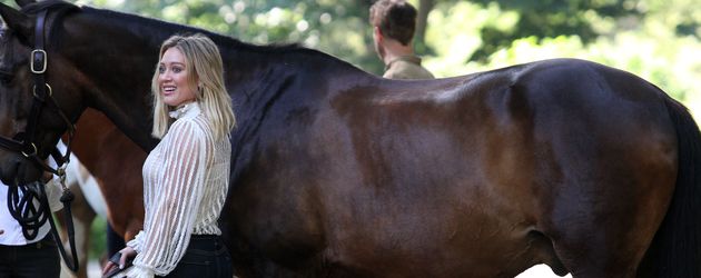 Hilary Duff bei Dreharbeiten mit einem Pferd im Central Park Hilary Duff bei Dreharbeiten mit einem Pferd im Central Park