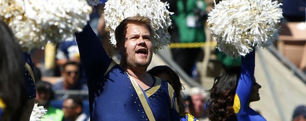 James Corden mit den "Los Angeles Rams"-Cheerleadern James Corden mit den "Los Angeles Rams"-Cheerleadern