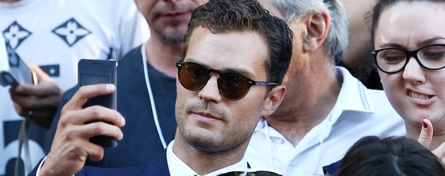 Schauspieler Jamie Dornan bei einer Dreh-Pause am Set von "Shades of Grey" Schauspieler Jamie Dornan bei einer Dreh-Pause am Set von "Shades of Grey"