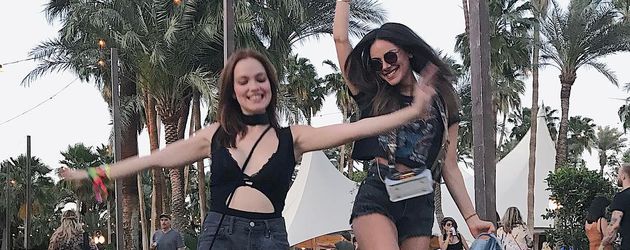 Janina Uhse und Emilia Schüle auf dem Coachella-Festival Janina Uhse und Emilia Schüle auf dem Coachella-Festival