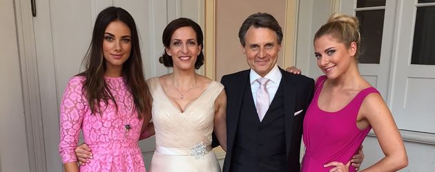 Jasmin (Janina Uhse), Katrin (Ulrike Frank), Gerner (Wolfgang Bahro) und Sunny (Valentina Pahde) Jasmin (Janina Uhse), Katrin (Ulrike Frank), Gerner (Wolfgang Bahro) und Sunny (Valentina Pahde)