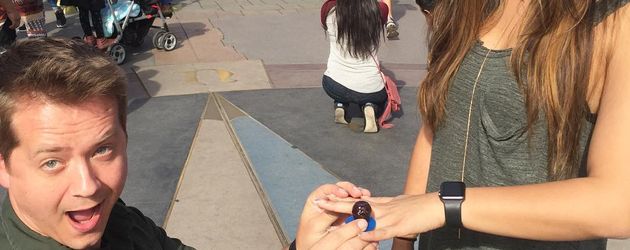 Jason Earles und Katie Drysen im Disneyland Jason Earles und Katie Drysen im Disneyland