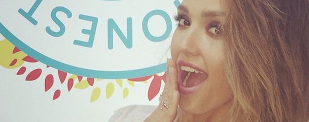 Jessica Alba vor dem Logo ihrer Firma The Honest Company Jessica Alba vor dem Logo ihrer Firma The Honest Company