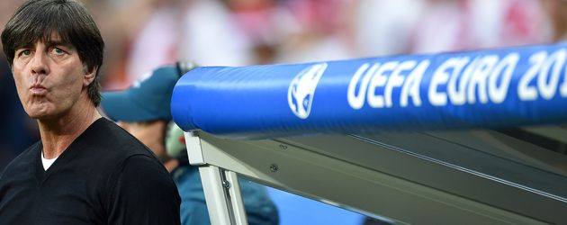 Joachim Löw im Stade de France beim EM-Spiel gegen Polen Joachim Löw im Stade de France beim EM-Spiel gegen Polen