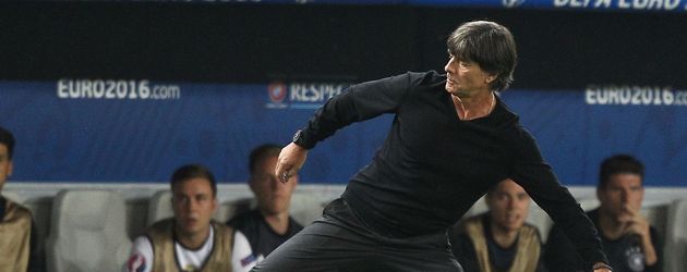 Jogi Löw nimmt beim Spiel gegen Italien gekonnt den Ball an Jogi Löw nimmt beim Spiel gegen Italien gekonnt den Ball an