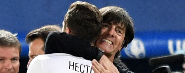 Jogi Löw umarmt Jonas Hector nach seinem Elfer-Tor gegen Italien 2016 Jogi Löw umarmt Jonas Hector nach seinem Elfer-Tor gegen Italien 2016