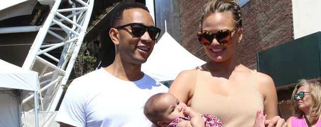 John Legend, Chrissy Teigen und Luna beim "2016 Sports Illustrated Summer Of Swim Fan Festival" John Legend, Chrissy Teigen und Luna beim "2016 Sports Illustrated Summer Of Swim Fan Festival"