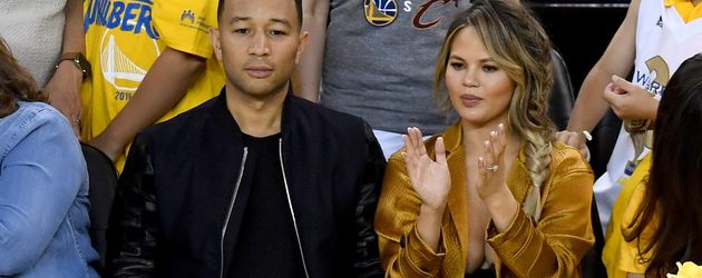 John Legend und Chrissy Teigen im Stadion John Legend und Chrissy Teigen im Stadion