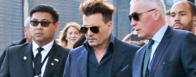 Johnny Depp mit Security-Leuten beim Verlassen des "Jimmy Kimmel Live"-Studios Johnny Depp mit Security-Leuten beim Verlassen des "Jimmy Kimmel Live"-Studios