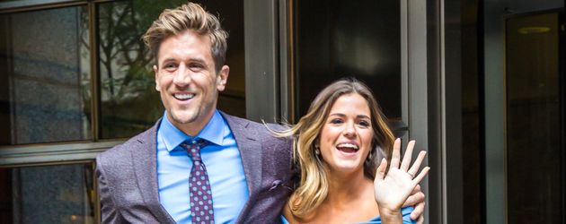 JoJo Fletcher und ihr Verlobter Jordan Rodgers (v. r.) vor den ABC-Studios in NYC JoJo Fletcher und ihr Verlobter Jordan Rodgers (v. r.) vor den ABC-Studios in NYC