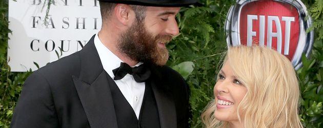 Joshua Sasse und Kylie Minogue Joshua Sasse und Kylie Minogue